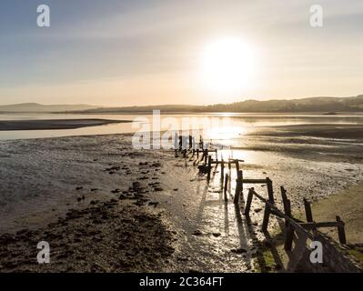 Una foto aerea dei resti del vecchio molo in legno a Fahan Donegal Irlanda Foto Stock