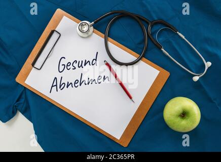 Gesund Abnehmen (in tedesco la Dieta sana) appunti con stetoscopio. Foto Stock