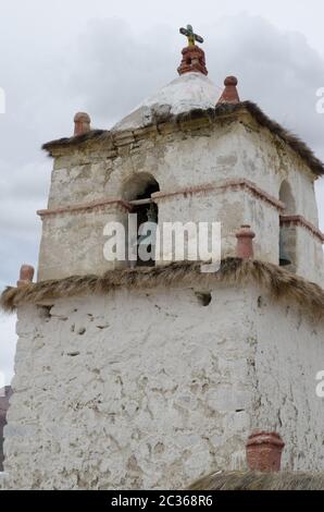 Campanile della chiesa Parinacota. Parco Nazionale di Lauca. Regione di Arica y Parinacota. Cile. Foto Stock