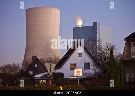 Centrale a carbone Datteln 4 di fronte a case residenziali, uscita carbone, Datteln, Germania, Europa Foto Stock