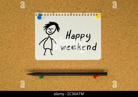 Messaggio di nota di testo Happy Weekend sulla bacheca Foto Stock