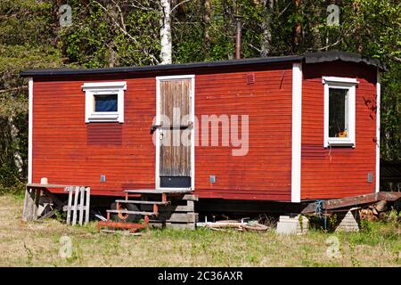 una semplice e mobile casa estiva in legno rosso Foto Stock