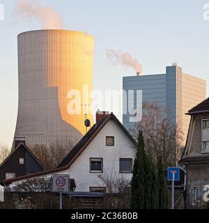 Centrale a carbone Datteln 4 di fronte a case residenziali, uscita carbone, Datteln, Germania, Europa Foto Stock