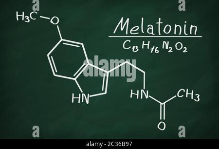 Il modello strutturale della melatonina sulla lavagna. Foto Stock