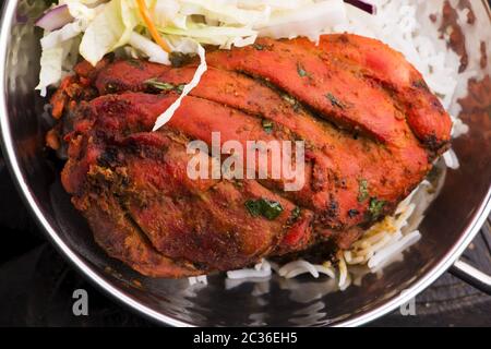 Primo piano di un piatto di pollo tandoori tritato Foto Stock