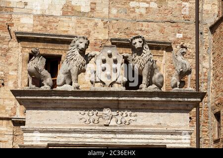 Vecchio Pozzo in Piazza Grande - Montepulciano , Toscana, Italia Foto Stock