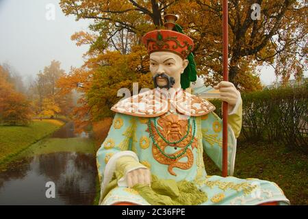 Un frammento di una scultura cinese sul ponte Big Chinese di Alexander Park Foto Stock