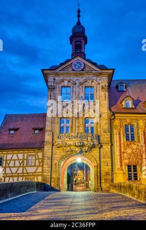 Lo storico Altes Rathaus di Bamberga in Baviera, Germania, di notte Foto Stock