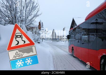 Attenzione pericolo di scivolamento in inverno su strade innevate Foto Stock