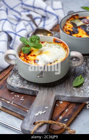 Riso, latte e budino di zucchero. Cucina turca. Foto Stock