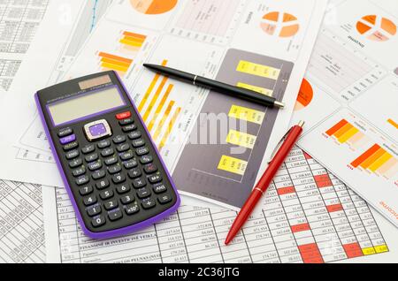 Calcolatrice e matita su carta con la finanziaria del grafico Foto Stock