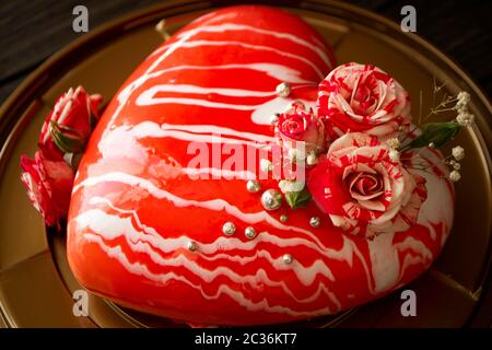 Torta mousse moderna a forma di cuore. Con rose, primo piano Foto Stock