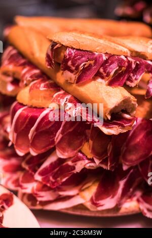 Immagine ravvicinata di un mucchio di jamon panini, spagnolo un piatto tradizionale. Foto Stock