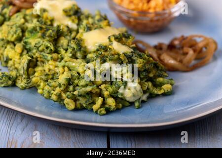 Bavarese spaetzle di spinaci su una piastra Foto Stock