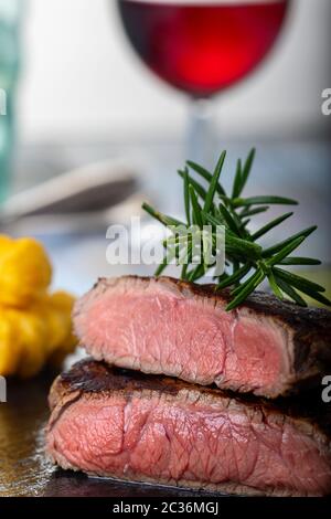 Fette di bistecca alla griglia su nero ardesia Foto Stock
