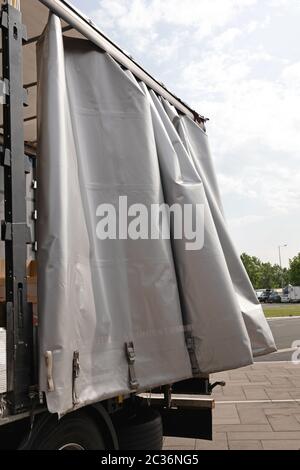 Tela Tarp tende a carico camion rimorchio Foto Stock