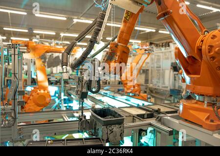 Dettaglio di un braccio robotico in una fabbrica, industria automobilistica. Foto Stock