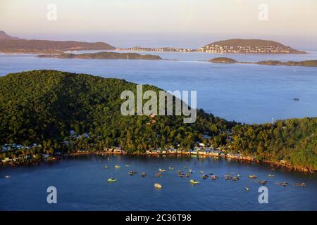 Vista aerea dall'alto piccole imbarcazioni nell'acqua blu della baia Foto Stock