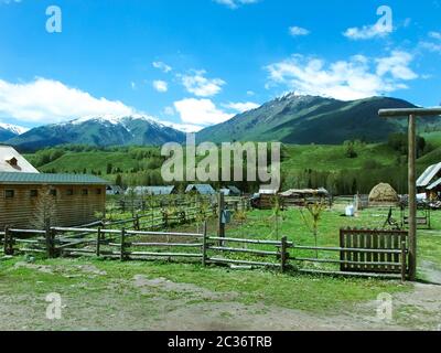 Hemu Village, un piccolo villaggio con splendidi paesaggi montani nella prefettura di Altay, Xinjiang Cina. Foto Stock