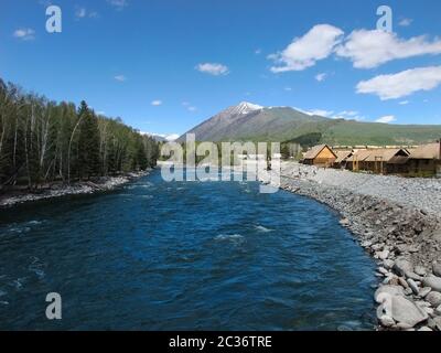 Hemu Village, un piccolo villaggio con splendidi paesaggi montani nella prefettura di Altay, Xinjiang Cina. Foto Stock