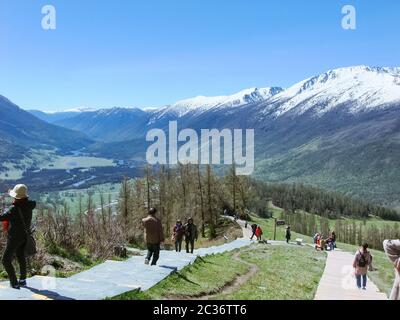 Percorsi escursionistici panoramici intorno alla Riserva Naturale del Lago di Kanas, al parco forestale di Jiadengyu, alla Cina di Xinjiang. Foto Stock