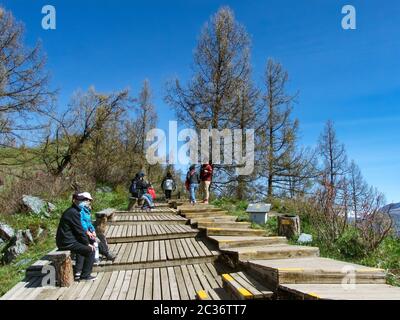 Percorsi escursionistici panoramici intorno alla Riserva Naturale del Lago di Kanas, al parco forestale di Jiadengyu, alla Cina di Xinjiang. Foto Stock