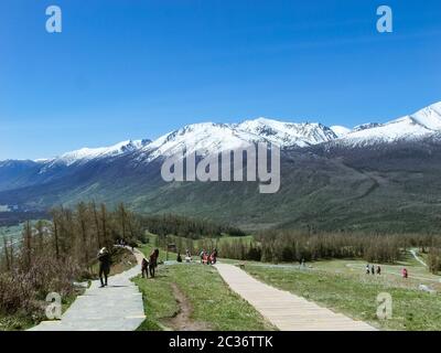 Percorsi escursionistici panoramici intorno alla Riserva Naturale del Lago di Kanas, al parco forestale di Jiadengyu, alla Cina di Xinjiang. Foto Stock