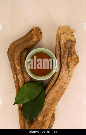 La medicina tradizionale Ayahuasca. Banisteriopsis caapi pezzi di legno. Medico psychedelics naturale, Enteogens. Foto Stock