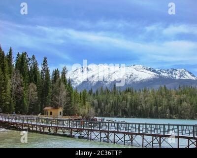 Molo turistico delle barche presso la Riserva Naturale del Lago di Kanas, il parco forestale di Jiadengyu, Xinjiang Foto Stock