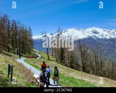 Percorsi escursionistici panoramici intorno alla Riserva Naturale del Lago di Kanas, al parco forestale di Jiadengyu, alla Cina di Xinjiang. Foto Stock