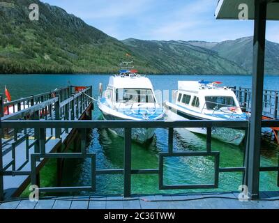 Molo turistico delle barche presso la Riserva Naturale del Lago di Kanas, il parco forestale di Jiadengyu, Xinjiang Foto Stock