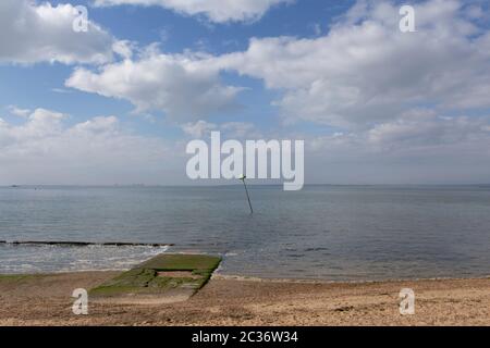 Vista dell'estuario del Tamigi a Bell Wharf Beach, Leigh-on-Sea, Essex. Foto Stock