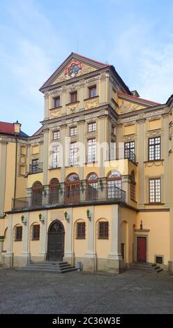 Nuvoloso mattina estiva nel cortile Foto Stock