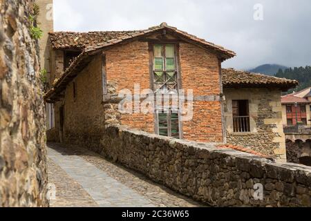 Città di Potes, in cime d'Europa, Cantabria, Spagna. Foto Stock