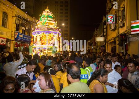 La folla si riunisce al tempio di Sri Maha Mariamman, Kuala Lumpur, Malesia, per assistere all'inizio della processione dei carri di Thaipusam. Foto Stock