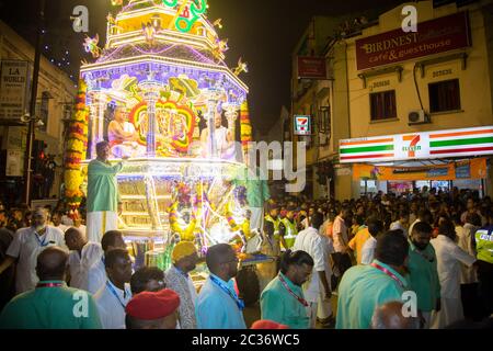 La folla si riunisce al tempio di Sri Maha Mariamman, Kuala Lumpur, Malesia, per assistere all'inizio della processione dei carri di Thaipusam. Foto Stock