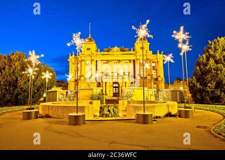 Zagabria. Piazza della Repubblica di Croazia e il teatro nazionale croato Avvento vista serale, famosi punti di riferimento della capitale della Croazia Foto Stock