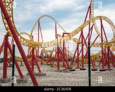 Attrazione Roller Coaster Park Sochi contro cielo Foto Stock