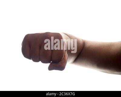 Mano maschio su un pugno di punzone bianco di sfondo Foto Stock