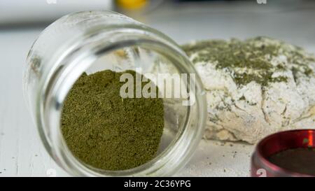 Preparazione per la cottura di canapa o torta di pane. Close-up di pasta fresca con la farina di cannabis. Concetto di utilizza la marijuana in una industria alimentare Foto Stock