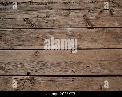 Travi di legno fissate con chiodi su una vecchia passerella in legno Foto Stock