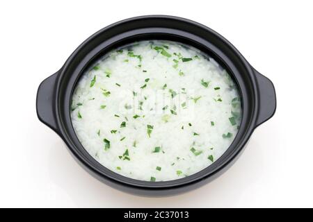 Il cibo giapponese, Nanakusagayu in una ciotola donabe su sfondo bianco Foto Stock