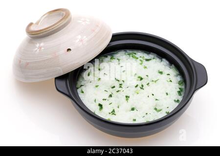 Il cibo giapponese, Nanakusagayu in una ciotola donabe su sfondo bianco Foto Stock