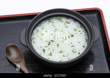 Cibo giapponese, Nanakusagayu in una ciotola di ciambella su legno trayã€€ Foto Stock