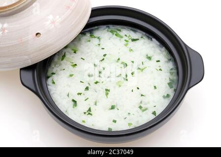 Il cibo giapponese, Nanakusagayu in una ciotola donabe su sfondo bianco Foto Stock