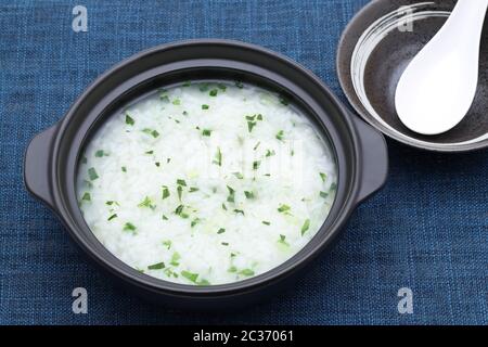 Cibo giapponese, Nanakusagayu in una ciotola da ciambella sul tavolo da pranzo Foto Stock