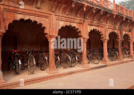Archi architettonico e biciclette presso l'ingresso al famoso Taj Mahal, Agra, India Foto Stock
