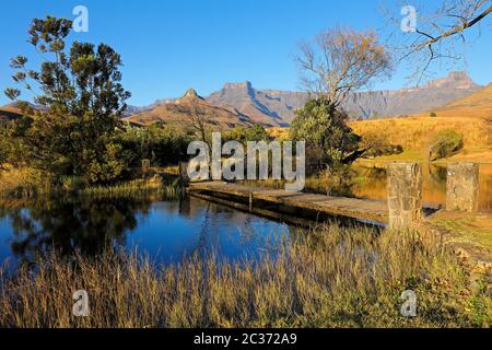 Scenic stagno contro uno sfondo di montagne Drakensberg, Royal Natal National Park, Sud Africa Foto Stock