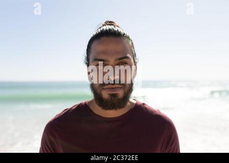 Giovane uomo di razza misto ritratto sulla spiaggia Foto Stock