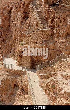 La passerella presso le rovine di Masada - un'antica fortezza sul bordo orientale del deserto della Giudea, Israele Foto Stock